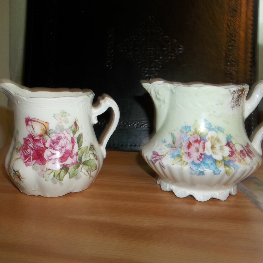 2 unmatched pitchers, 3 1/2' tall